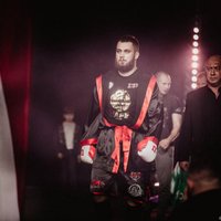 Zutis atvainojas par skandalozo boksa maču; Smirnovs grib cīņu pēc MMA noteikumiem