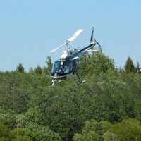 Robežsargi ar helikopteru Rēzeknes novadā atrod nomaldījušos sirmgalvi