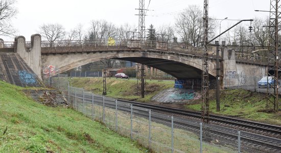 Jau drīzumā satiksmei slēgs Altonavas ielas tiltu Rīgā 