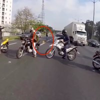 Video: Sunīša glābšanai motociklisti nobloķē satiksmi Brazīlijā