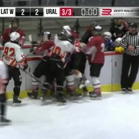 Video: Latvijas jaunie hokejisti Tallinā izplūcas ar Krievijas vienaudžiem