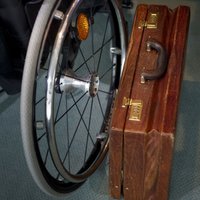 'Ratiņkrēslā pie slimnīcas durvīm un adatām vēnās,' sūdzas slimnieka radinieki; 'Stradiņi' noliedz