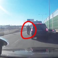 Video: Rīgā BMW, ātri manevrējot, ietriecas policijas mikroautobusā