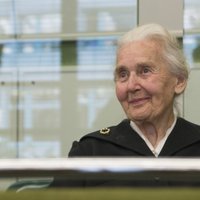Vācijā vairāki simti pieprasa 'nacistu vecmāmiņas' atbrīvošanu