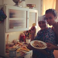 ФОТО: Ирина Шейк проводит отпуск у бабушки и ест блины