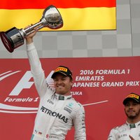 Rosbergs droši uzvar F-1 posmā Japānā; Hamiltons pēc neveiksmīga starta paliek trešais