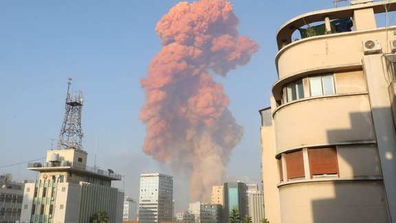 Spēcīgs sprādziens satricina Libānas galvaspilsētu Beirūtu - 5