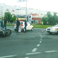 ФОТО: В Пурвциемсе мотоциклист столкнулся с автомобилем