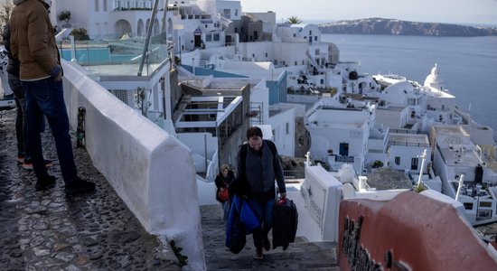 Seismiskās aktivitātes dēļ tūkstoši pamet Santorini salu