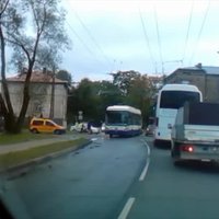 ВИДЕО: Авария в Пардаугаве - троллейбус Rīgas Satiksme столкнулся с "легковушкой"
