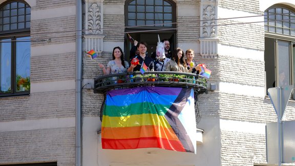 Tūkstošiem cilvēku dodas "Riga Pride" gājienā - 48