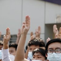 Apvērsums Mjanmā: skolotāji un studenti pievienojas protestiem pret armiju
