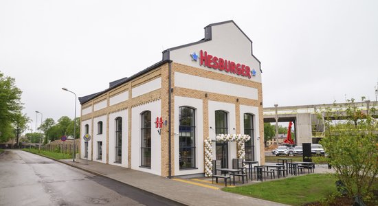 ФОТО: В Риге открылся новый трехэтажный ресторан Hesburger