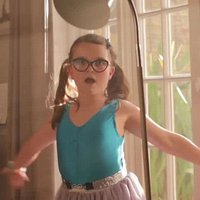 Video: Pasauli aizkustina reklāma ar britu mazulīti