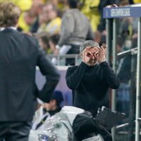 Video: Madrides 'Real' treneris Mourinju izjoko stadiona drošības vadītāju