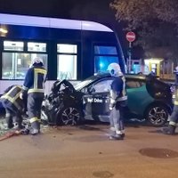 Video: Jaunietis ar "Bolt" nomas auto no sliedēm notriecis tramvaju