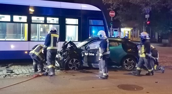 Video: Jaunietis ar "Bolt" nomas auto no sliedēm notriecis tramvaju