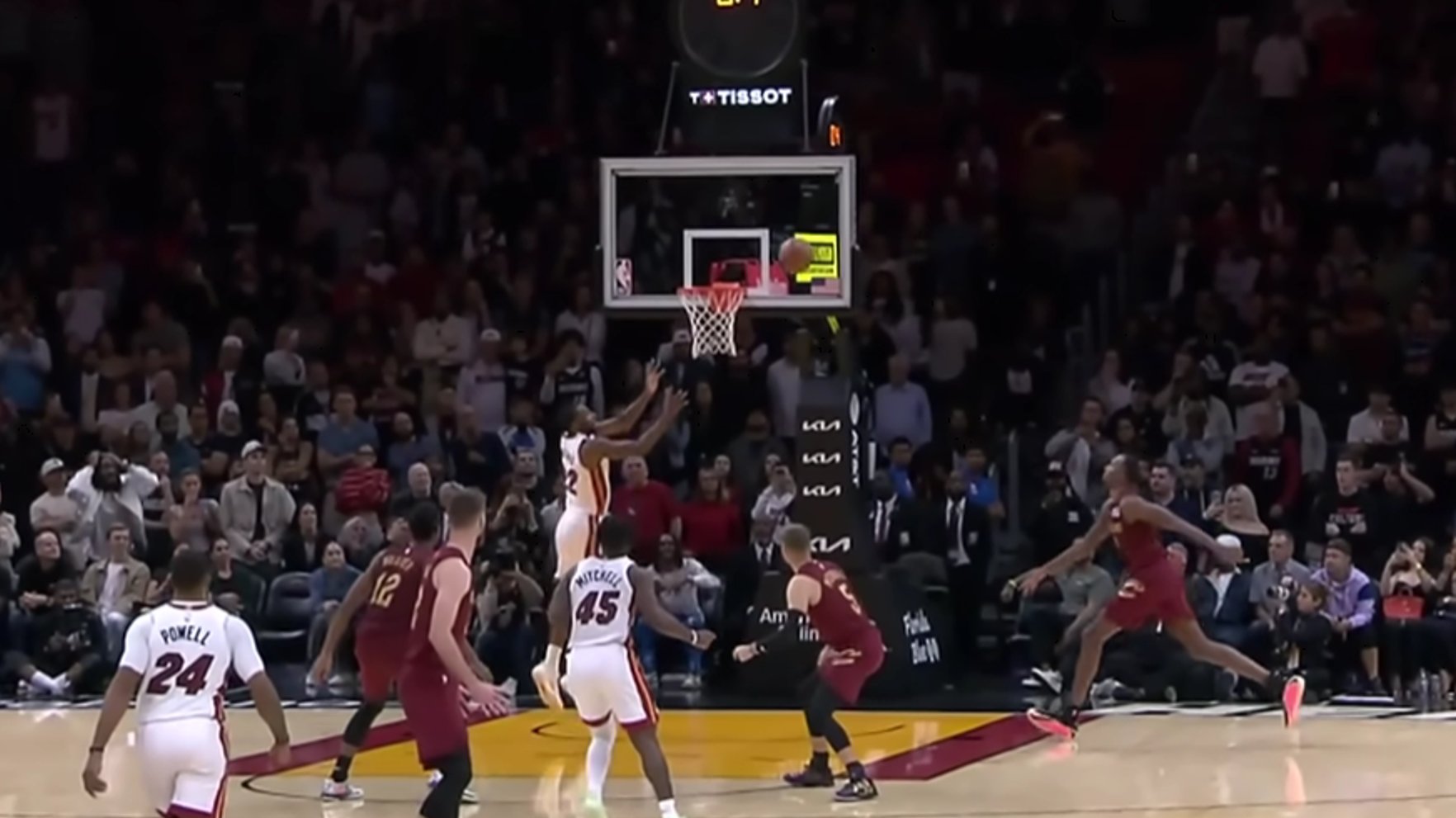 Video: Neticama galotne NBA spēlē noslēdzas ar uzvaras "alley-oop" danku