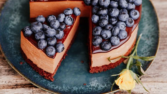 siera šokolādes kūka muss mellenes svētki torte