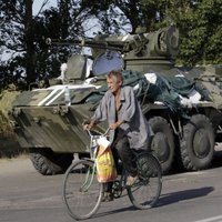 Krievija uz Ukrainu pārvieto Krimā sagrābto tehniku; bažas par provokācijām