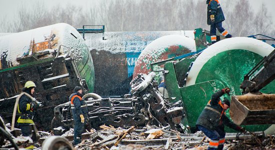 Naujenes avārijas vietā tuvākajā laikā varētu atjaunot satiksmi; 'rindā' gaida 125 vilcieni