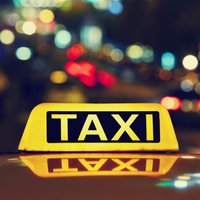 В Риге таксист не включил счетчик и в конце поездки избил клиентов