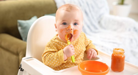 Zīdaiņu fēcēs ir vairāk mikroplastmasas nekā pieaugušo, noskaidrots pētījumā