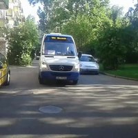 Video: Juglā mikroautobuss traucas caur pagalmiem un biedē iedzīvotājus