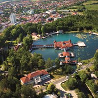 Pasaulē lielākais termālais ezers Ungārijā, kur pat ziemas vidū var peldēties starp ūdensrozēm