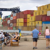 Lielbritānijā streiko lielākās konteinerostas strādnieki