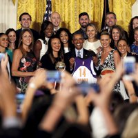 Foto: Obama Baltajā namā sveic Jēkabsoni-Žogotu un 'Mercury' ar WNBA titula izcīnīšanu