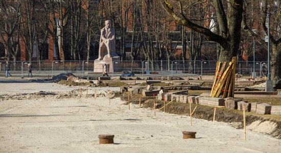 Esplanādē atsāk celiņu atjaunošanu