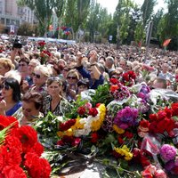 Foto: Doņeckā iespaidīgā bēru ceremonijā izvada uzspridzināto Zaharčenko