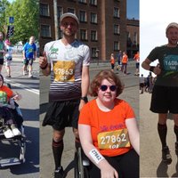 Iedvesmojošs jaunietis, stumjot cilvēkus ratiņkrēslā, Rīgas maratonā noskrien trīs distances