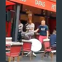 Video: Parīzes ieliņas idilli pārtrauc satrakojies musulmanis
