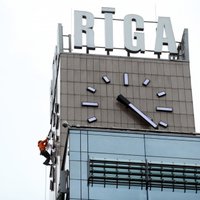 Stacijas pulkstenim kādu laiku nebūs uzraksta 'Rīga'