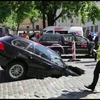 Ģertrūdes ielas bruģī ielūzis BMW automobilis