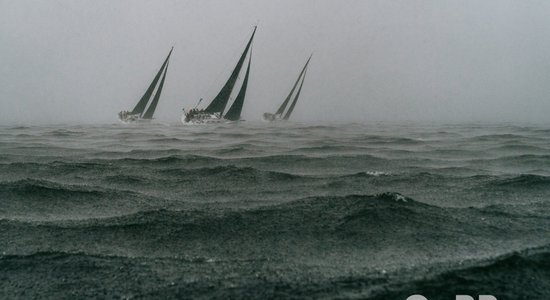 ФОТО, ВИДЕО. Крупнейшая в Балтии регата началась с суровой погоды и испытания для яхт