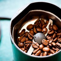 Kā iztīrīt kafijas dzirnaviņas no malto sastāvdaļu paliekām un aromāta