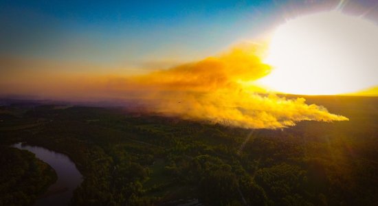 Drona foto: Ādažu poligona meža ugunsgrēks saulrietā