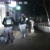 Policisti Vecmīlgrāvī sastop piedzērušos nepilngadīgu meiteni ar guļošu vīrieti