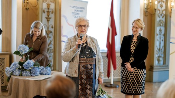 Foto: Skolēnu Dziesmu svētku ieskaņā sumina goda virsvadītājus un virsdiriģentus