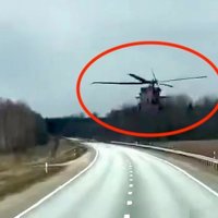 Video: Militārais helikopters lido virs Tīnūžu ceļa un sabiedē kravas auto šoferi