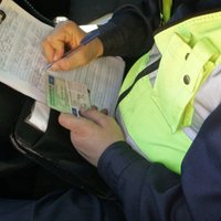 Штрафы за дрифт и телефон в руке: в Латвии вступают в силу новые штрафы для водителей
