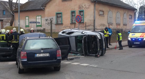 Āgenskalnā pēc sadursmes 'Opel' apgāžas uz sāna