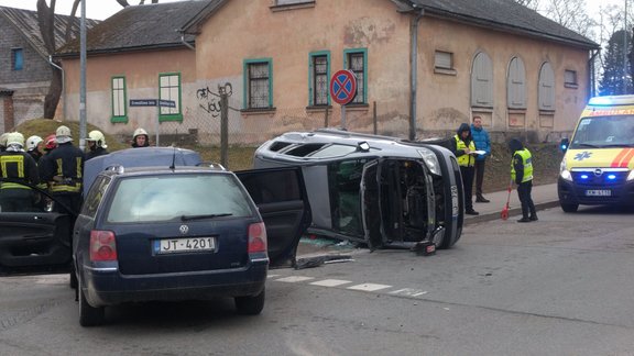 Āgenskalnā pēc sadursme 'Opel' apgāžas uz sāna - 2