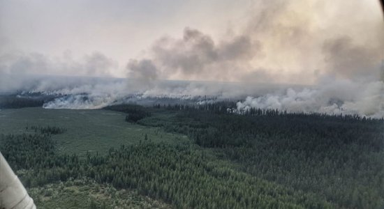 Foto: Sibīrijā plosās plaši meža ugunsgrēki; reģionā izsludina ārkārtas stāvokli