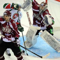Rīgas 'Dinamo' hokejisti paši uztaisīja 'Ak Bars' vārtu guvumus, saka Krišjānis Rēdlihs