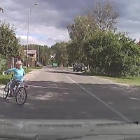 Video: Liepājā maza meitene ar velosipēdu gandrīz iekļūst avārijā